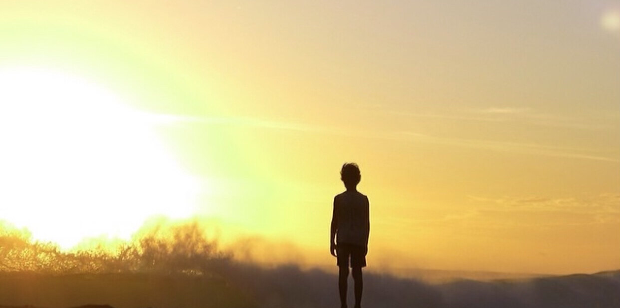 Silhouette face à une lumière dorée illustrant le programme L’Or en Soi